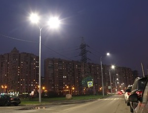 Улицу Ленсовета в Петербурге осветили полсотни новых светильников