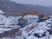 В Хакасии ремонтируют плотину на реке Бее