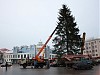 Специалисты «Псковэнерго» начали украшать центральную елку