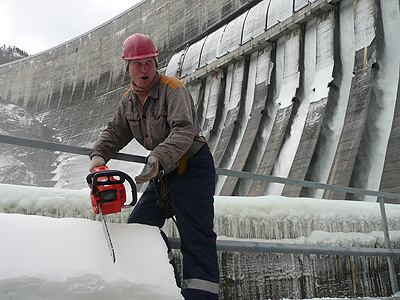 СШ ГЭС сбрасывает лед
