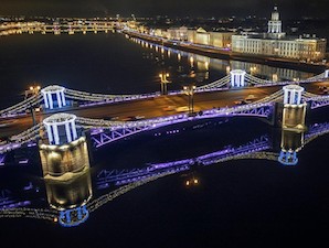 Мосты Санкт-Петербурга засверкали новогодними гирляндами