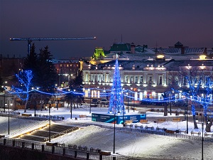 Омский НПЗ установил новогоднюю елку в историческом центре города