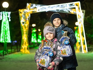 Омский НПЗ передал социальным учреждениям 2 тысячи детских подарков