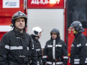 Пожарные Московского НПЗ спасли человека из огня в жилом доме
